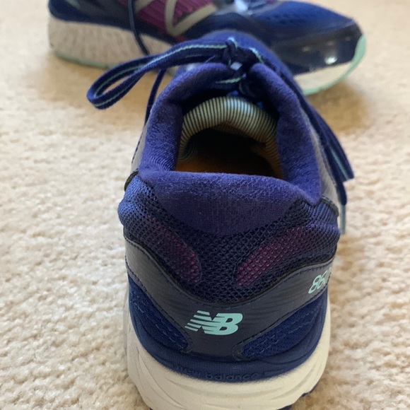 New Balance 860v7 sneakers. - Picture 4 of 6